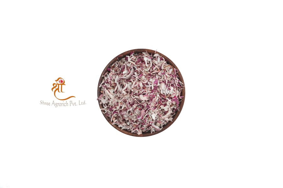 Dehydrated red onion flakes, deep colour, bold pungency, export-grade from Gujarat